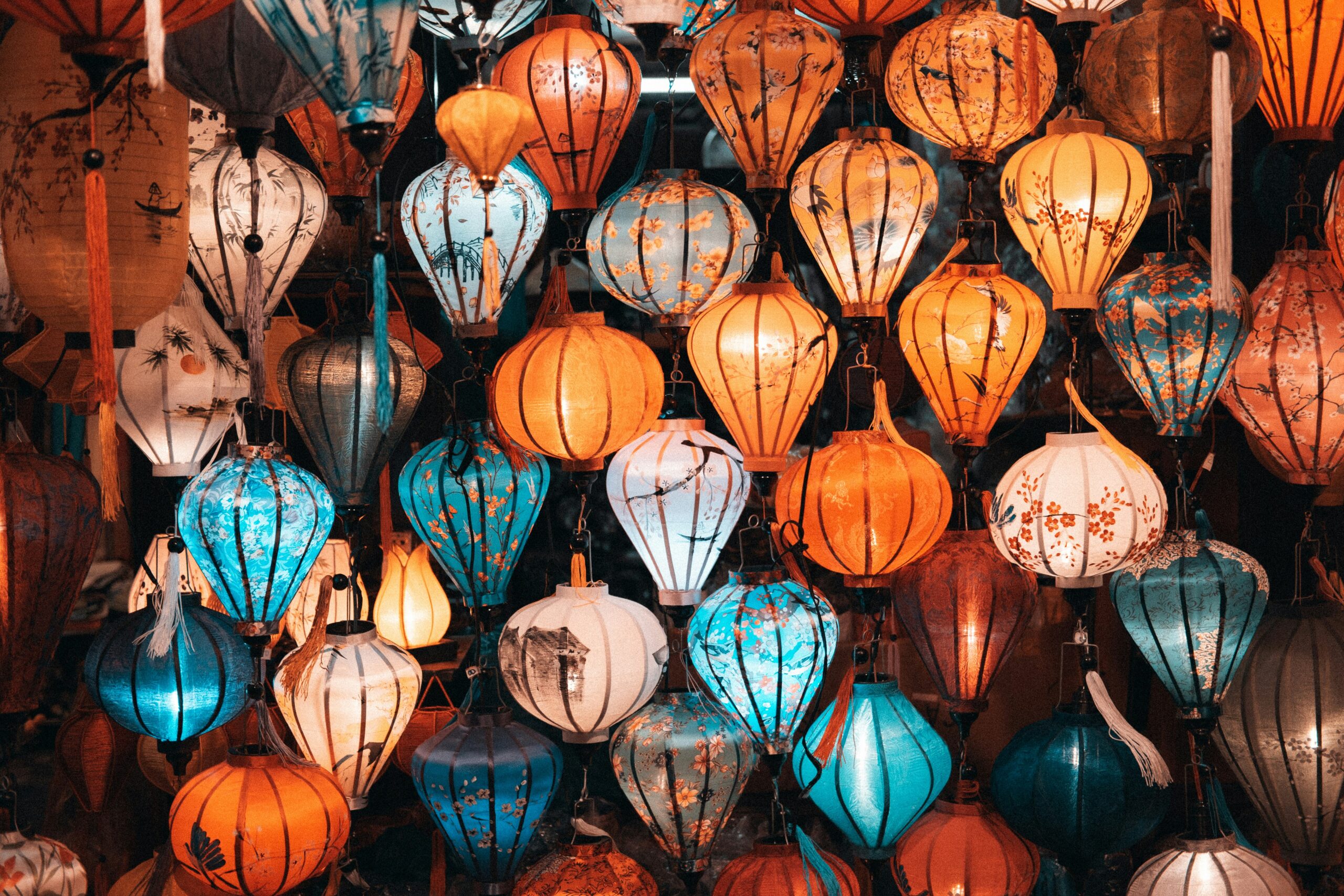 Magische Lichter Asiens – Handgefertigte Lampions erhellen den Nachtmarkt.